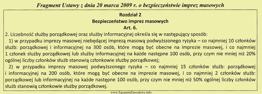 Na podstawie fragmentu ustawy ustal, ile osób służ