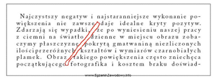 Zaznaczony na rysunku błąd łamania tekstu to