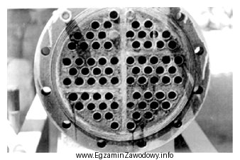 Na podstawie fotografii oceń stan techniczny wkładu rurkowego wymiennika 