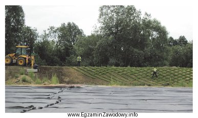 Na fotografii przedstawiono umocnienie skarpy darniną ułożoną w 