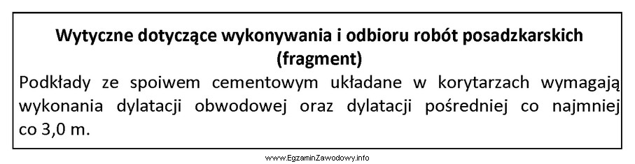 W korytarzu o szerokości 2,0 m i długości 8,0 