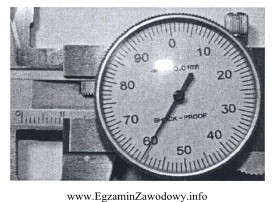 Wskazanie suwmiarki z czujnikiem zegarowym na przedstawionym zdjęciu wynosi