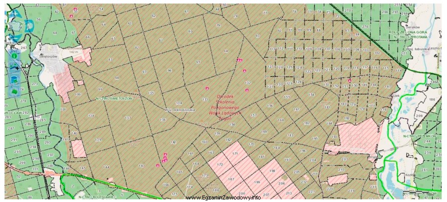 Obszary leśne oznaczone na mapie czerwonymi ukośnymi liniami 