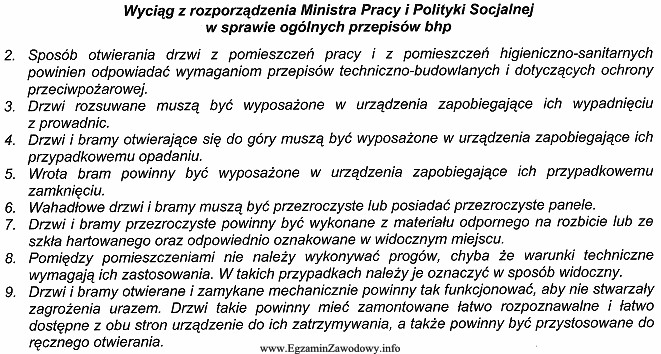 Pomieszczenie główne baru od zaplecza oddzielają drewniane drzwi 