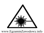 Pracownik obsługujący urządzenie posiadające na obudowie 