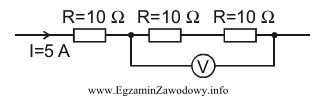 Jaką wartość napięcia powinien wskazać woltomierz umieszczony w 