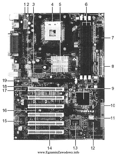 Na zdjęciu przedstawiono płytę główną komputera. 