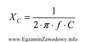 Do kondensatora podłączono napięcie zmienne U = 10 V, 